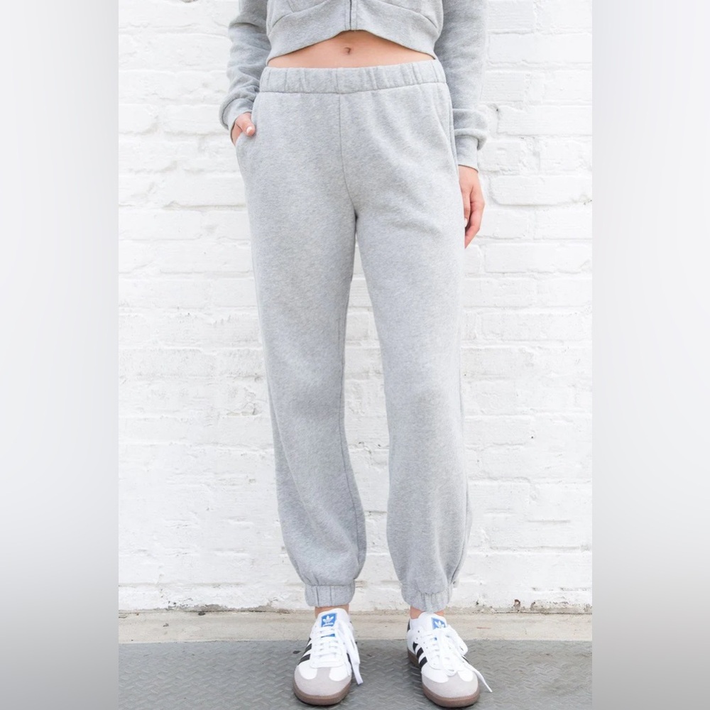 BRANDY MELVILLE GRAY ROSA SWEATPANTS WITH SIDE POCKETS